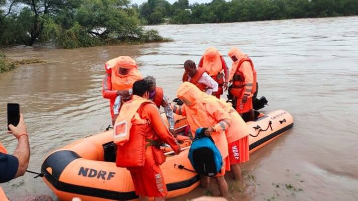 7 members stuck in the godavari river stream in balkonda akp 7 members stuck in the godavari river stream in balkonda akp