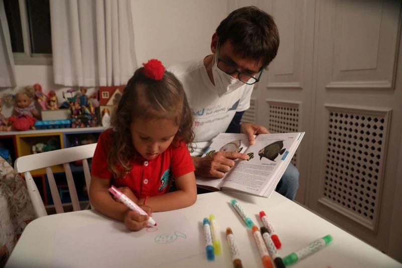 Nina a four year old girl try to remove marine plastic waste
