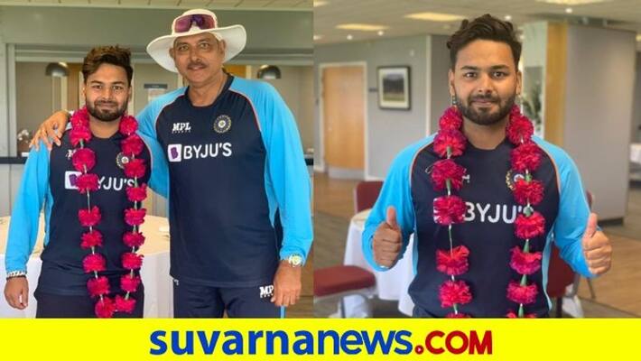Team India Cricketer Rishabh Pant returns to Team India enter Bio bubble Coach Ravi Shastri give warm welcome kvn Team India Cricketer Rishabh Pant returns to Team India enter Bio bubble Coach Ravi Shastri give warm welcome kvn
