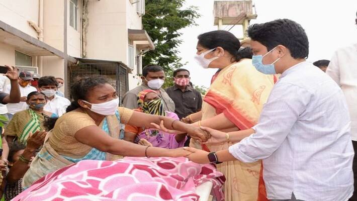 Satyavathi Rathod visits Ravi family Who died in Heavy Rains in Mahaboobabad - bsb Satyavathi Rathod visits Ravi family Who died in Heavy Rains in Mahaboobabad - bsb