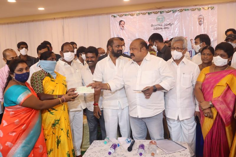 ministers gangula kamalakar, koppula eshwar, srinivas goud meeting with goud community akp