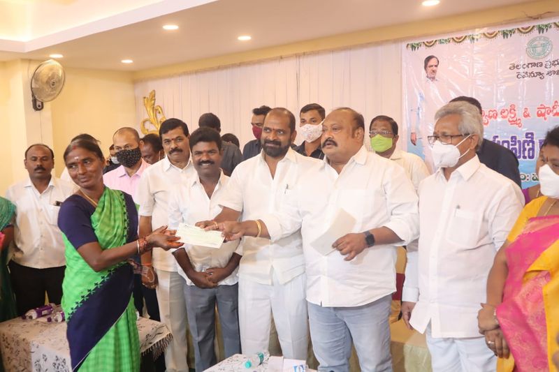 ministers gangula kamalakar, koppula eshwar, srinivas goud meeting with goud community akp