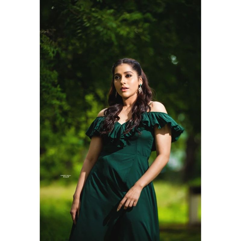 jabardasth anchor rashmi cleavage show mind block hot photos viral arj