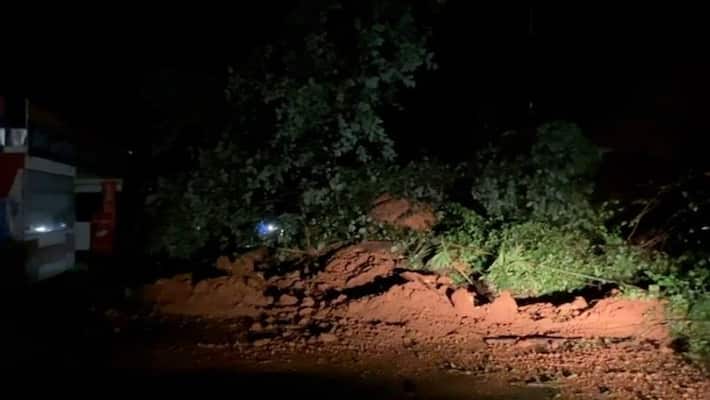 Heavy rains, landslides in Munnar and ban night travel in the district Heavy rains, landslides in Munnar and ban night travel in the district