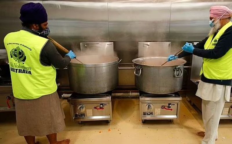 Melbourne Sikh community volunteers distributed free food to people during the lockdown kpn