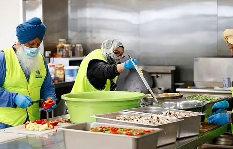 Melbourne Sikh community volunteers distributed free food to people during the lockdown kpn