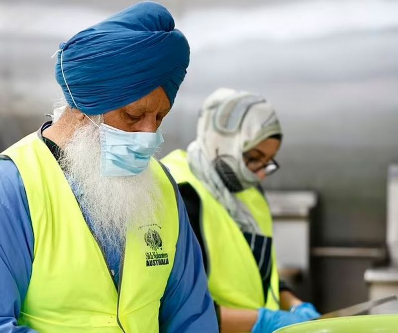 Melbourne Sikh community volunteers distributed free food to people during the lockdown kpn