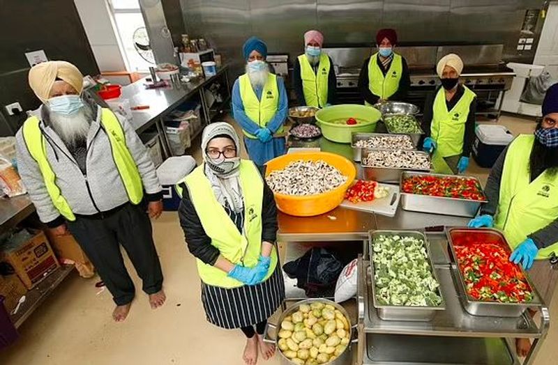 Melbourne Sikh community volunteers distributed free food to people during the lockdown kpn