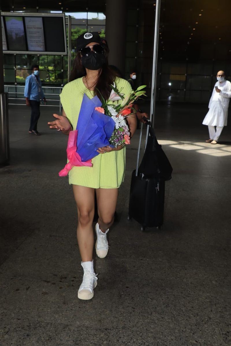 rashmika mandhana wear very shot top arrived in airport