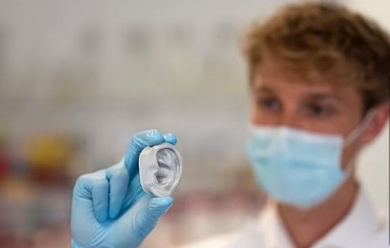 Britain new ear is been made for 10 year old girl in lab with 3D printing technology kpn
