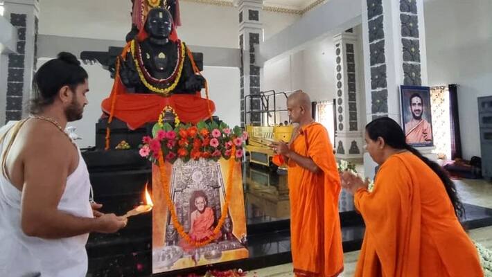 Uma Bharti performs Guru Puja to Udupi Pejawar Mutt Seer Vishwesha Theertha Swami rbj Uma Bharti performs Guru Puja to Udupi Pejawar Mutt Seer Vishwesha Theertha Swami rbj