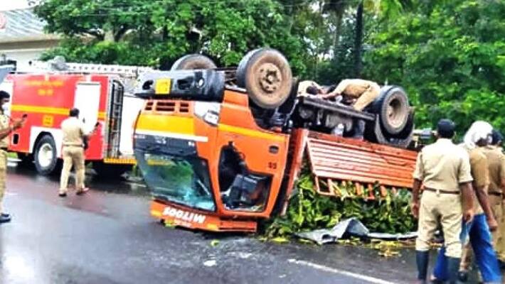 lorry carrying the bananas overturned accident lorry carrying the bananas overturned accident