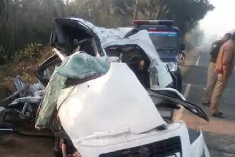 madhya pradesh news 4 friends painful death due to road accident in bhopal kpr