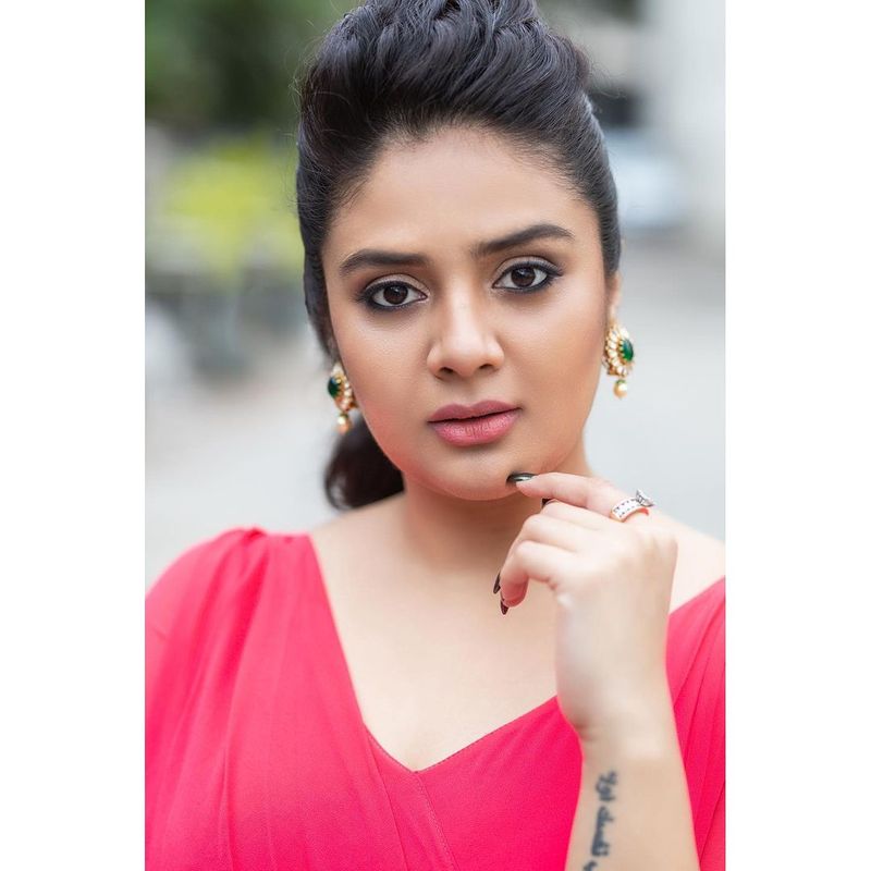 anchor sreemukhi shines in pink her latest instagram photos goes viral ksr