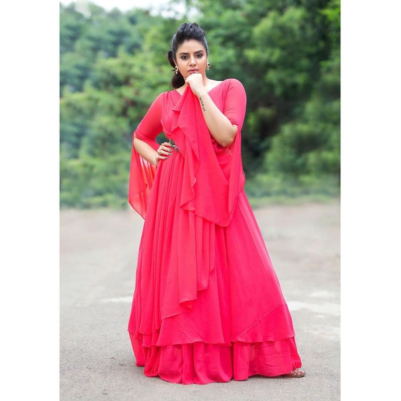 anchor sreemukhi shines in pink her latest instagram photos goes viral ksr