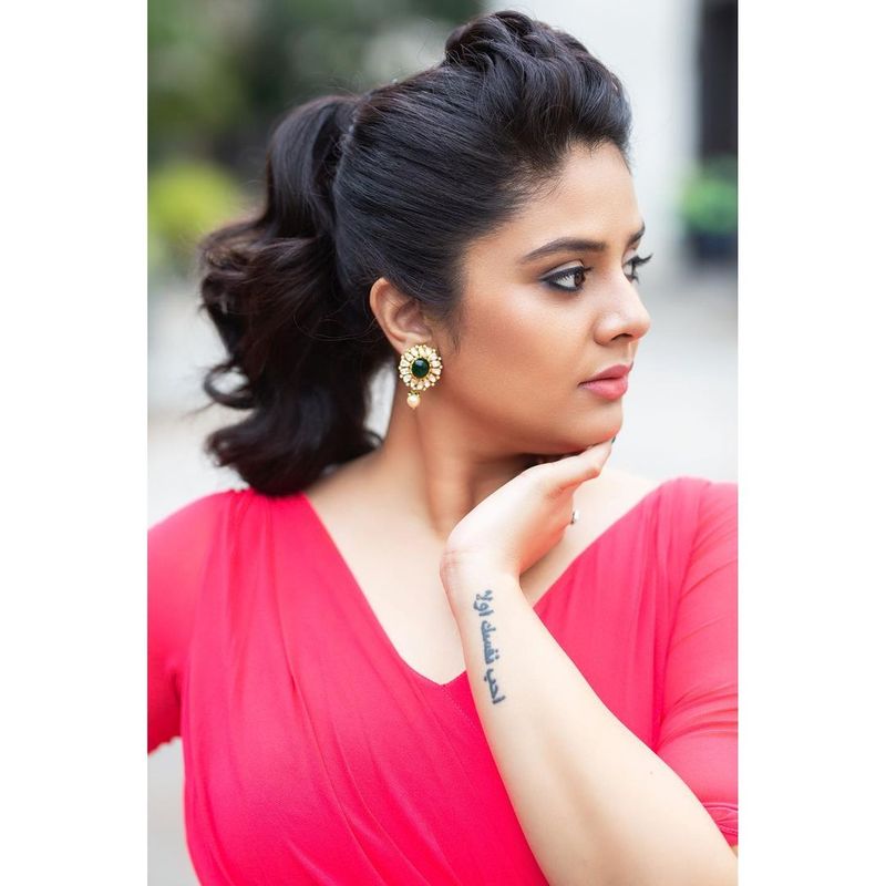 anchor sreemukhi shines in pink her latest instagram photos goes viral ksr