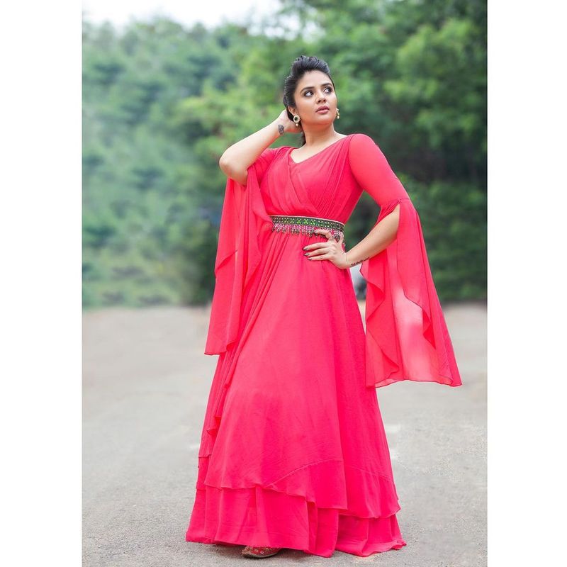 anchor sreemukhi shines in pink her latest instagram photos goes viral ksr