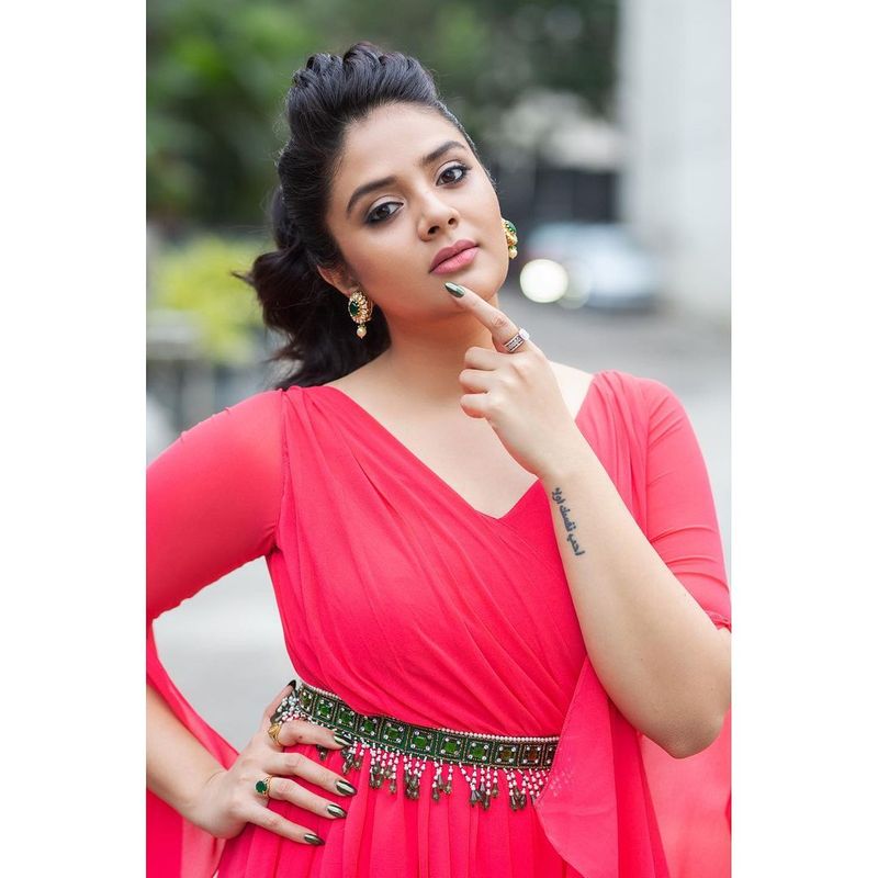 anchor sreemukhi shines in pink her latest instagram photos goes viral ksr