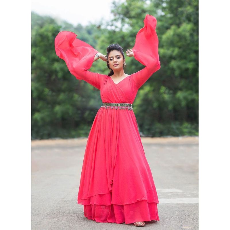 anchor sreemukhi shines in pink her latest instagram photos goes viral ksr