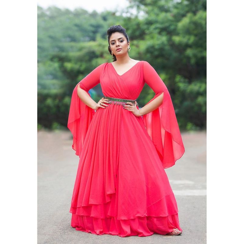 anchor sreemukhi shines in pink her latest instagram photos goes viral ksr