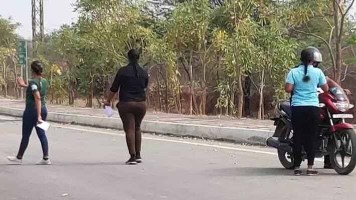 young gujarati girls hulchul on road at parvathipuram ksp young gujarati girls hulchul on road at parvathipuram ksp