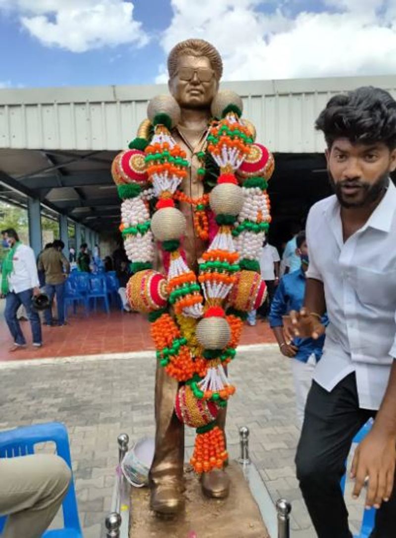Thalapathy vijay fans made statue at vijay makkal iyyakkam office