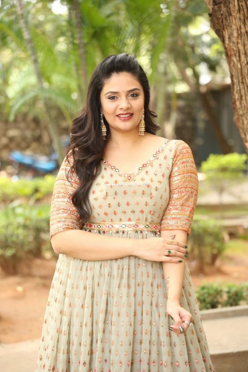 night party song anchor sreemukhi hot mass dance with crazy ancles trending arj