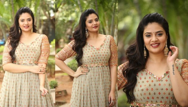 night party song anchor sreemukhi hot mass dance with crazy ancles trending arj