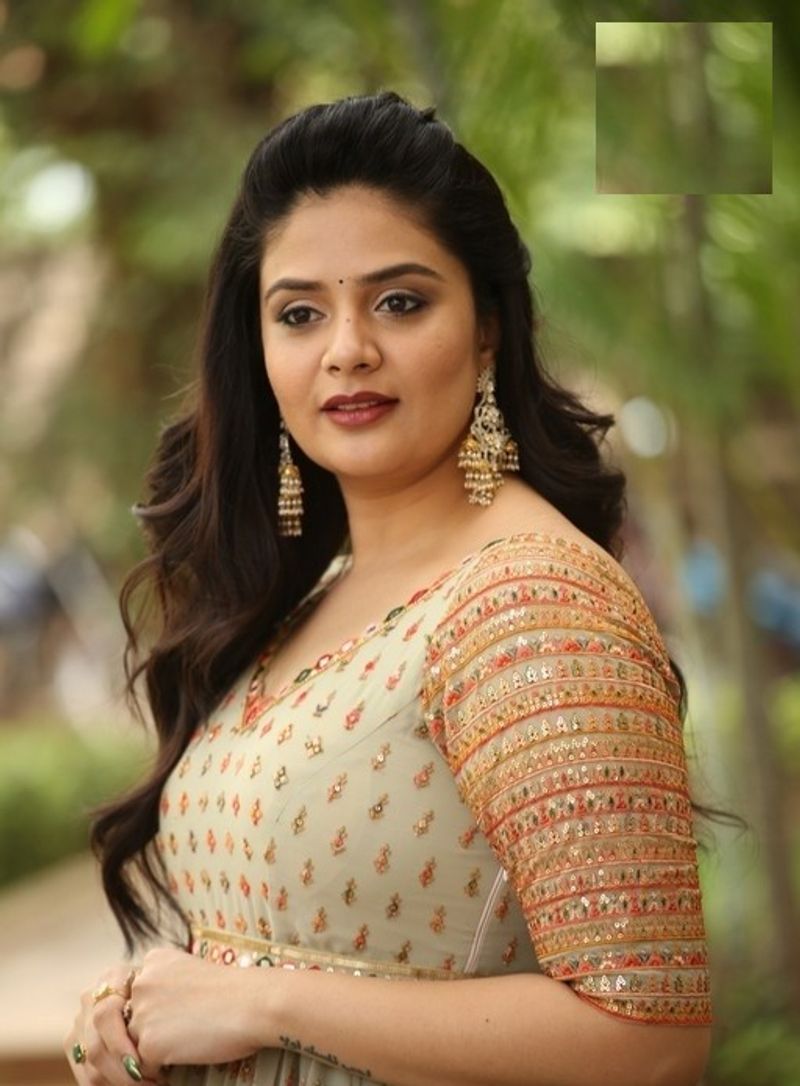 night party song anchor sreemukhi hot mass dance with crazy ancles trending arj