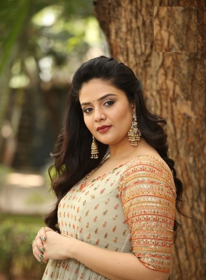 night party song anchor sreemukhi hot mass dance with crazy ancles trending arj