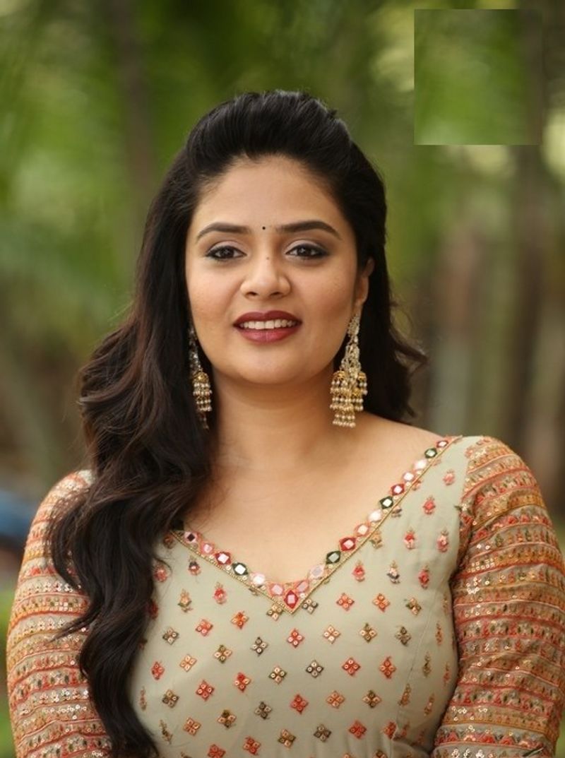 night party song anchor sreemukhi hot mass dance with crazy ancles trending arj