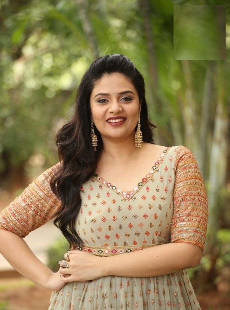 night party song anchor sreemukhi hot mass dance with crazy ancles trending arj