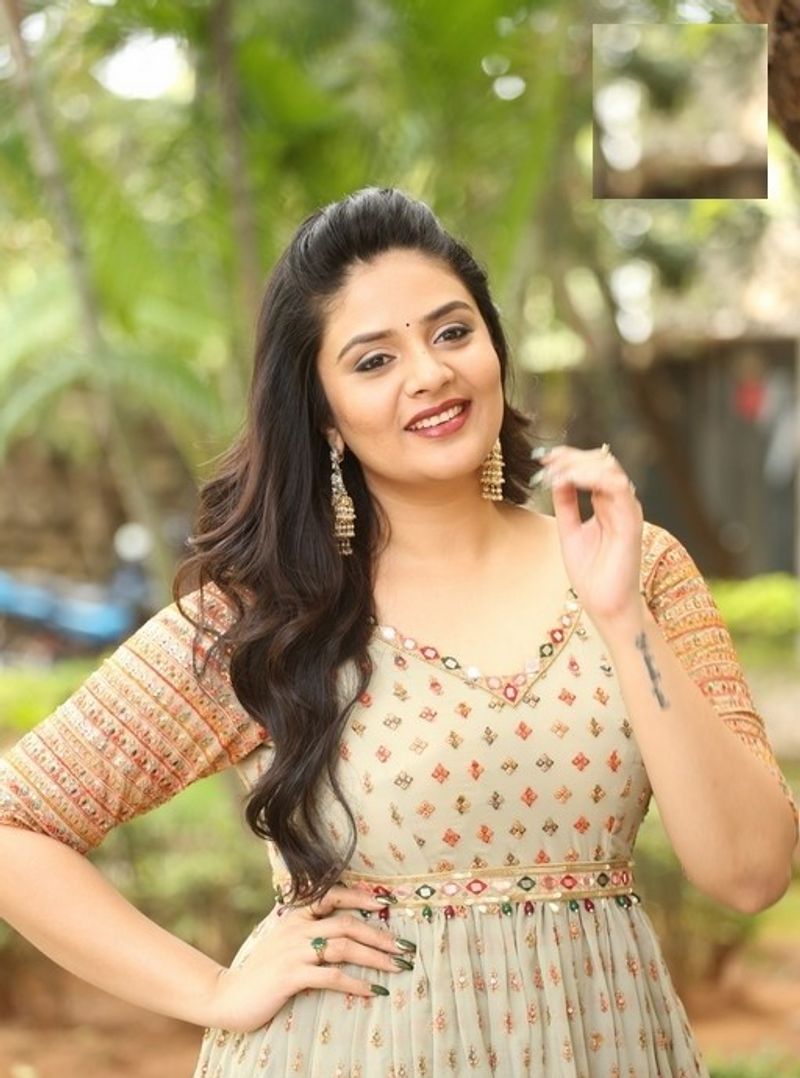 night party song anchor sreemukhi hot mass dance with crazy ancles trending arj