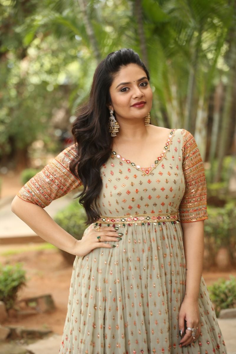 night party song anchor sreemukhi hot mass dance with crazy ancles trending arj
