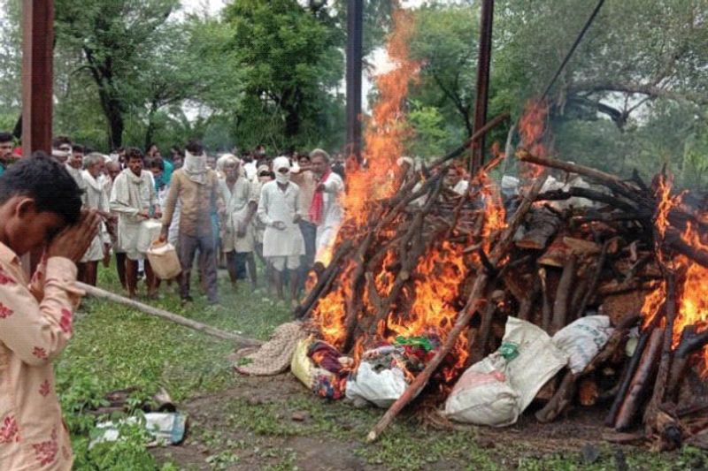 madhya pradesh news 9 people died of the same family died due to lpg cylinder explosion Funeral of together kpr
