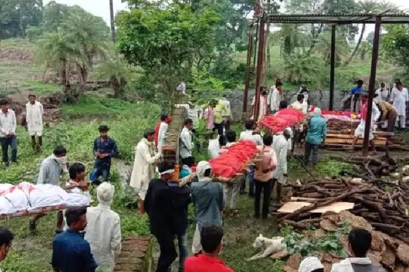 madhya pradesh news 9 people died of the same family died due to lpg cylinder explosion Funeral of together kpr