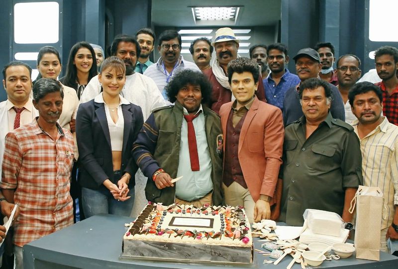 Actor Yogibabu birthday celebration at legend saravana stores arul movie set