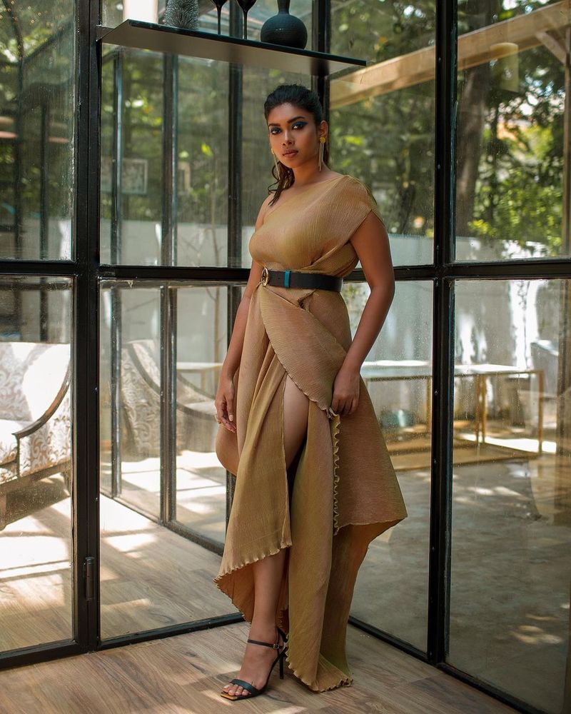 sarpatta actress dushara vijayan latest hot photo gallery