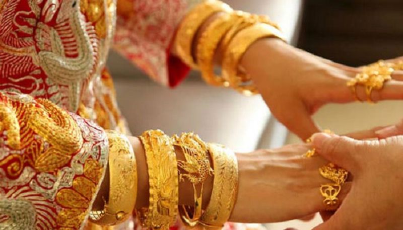 gold silver price today : on august 12 mcx gold cheaper by rs 2100 per 10 gram so far this month