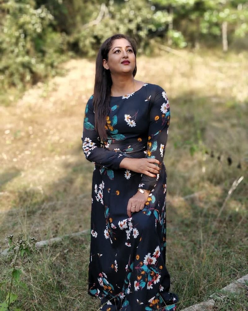 deivamagal serial actress rekha latest hot dress stylish photos