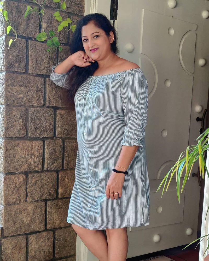 deivamagal serial actress rekha latest hot dress stylish photos