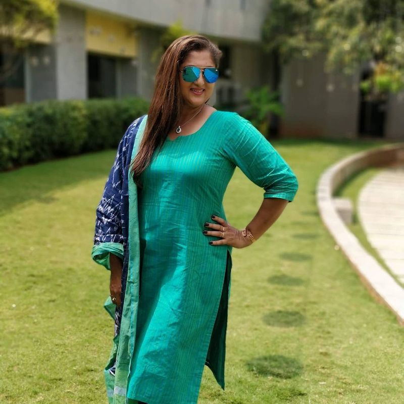 deivamagal serial actress rekha latest hot dress stylish photos