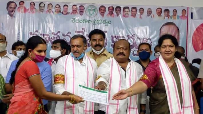 Minister Gangula Kamalakar Distributed new ration cards in bhupalapally district akp Minister Gangula Kamalakar Distributed new ration cards in bhupalapally district akp