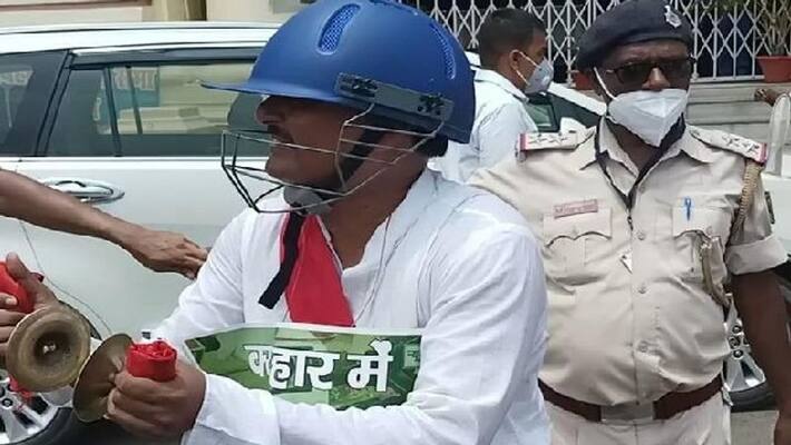 bihar assembly monsoon session 2021 rjd mla satish das reached vidhansabha wearing helmet kpr bihar assembly monsoon session 2021 rjd mla satish das reached vidhansabha wearing helmet kpr
