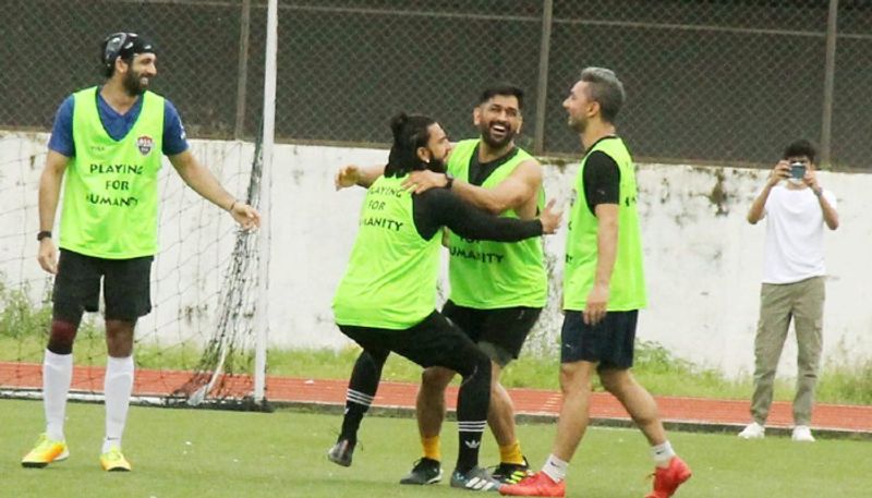 Ranveer Singh shares pics with Mahindra Singh dhoni during Exhibition match CRA