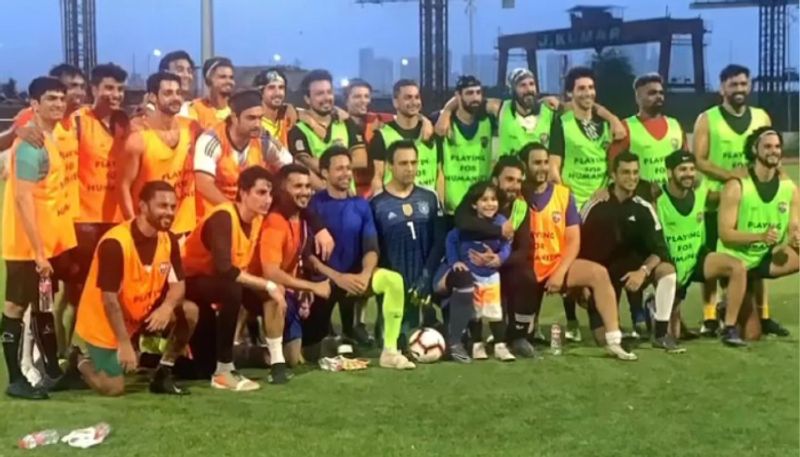 Ranveer Singh shares pics with Mahindra Singh dhoni during Exhibition match CRA