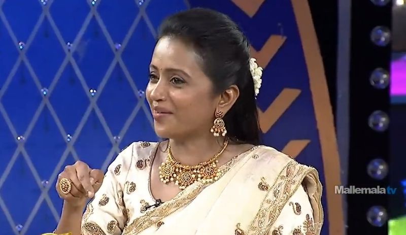 senior actor rajyalakshmi shocking comments on anchor suma dress ksr