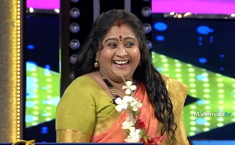 senior actor rajyalakshmi shocking comments on anchor suma dress ksr