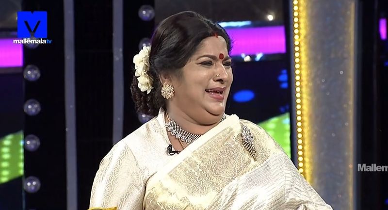 senior actor rajyalakshmi shocking comments on anchor suma dress ksr