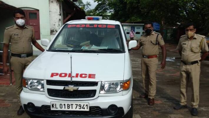 Police helps pregnant woman to reach hospital in Alappuzha Police helps pregnant woman to reach hospital in Alappuzha